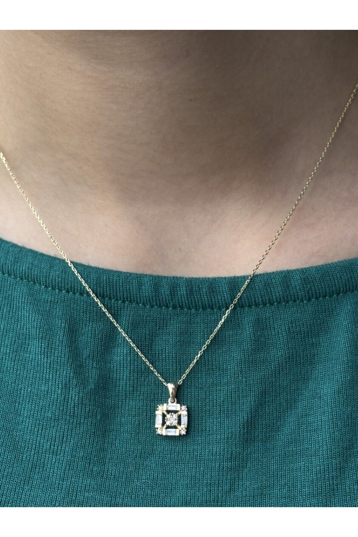 14 Ayar Altın Baget Taşlı Kolye