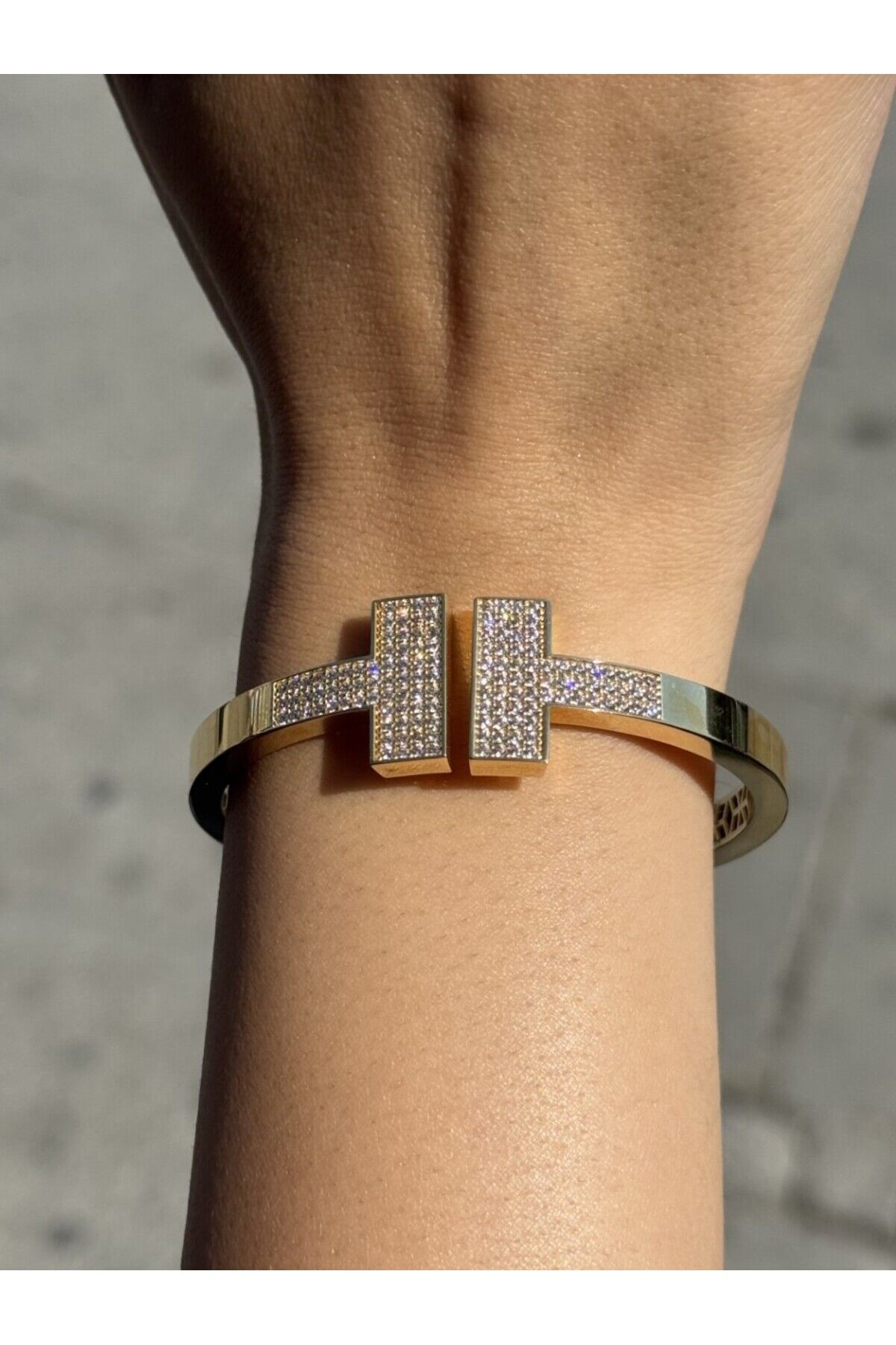 14 Ayar Altın Taşlı T Kelepçe