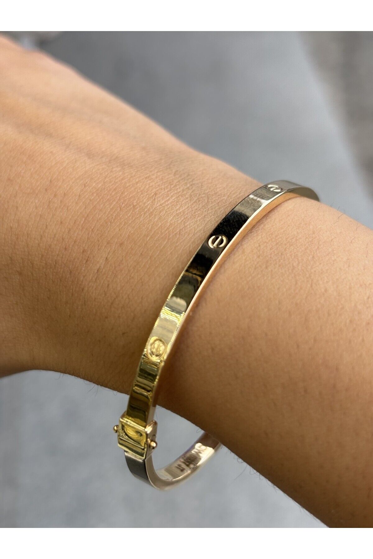 14 Ayar Altın Vidalı 4 Milim Kelepçe