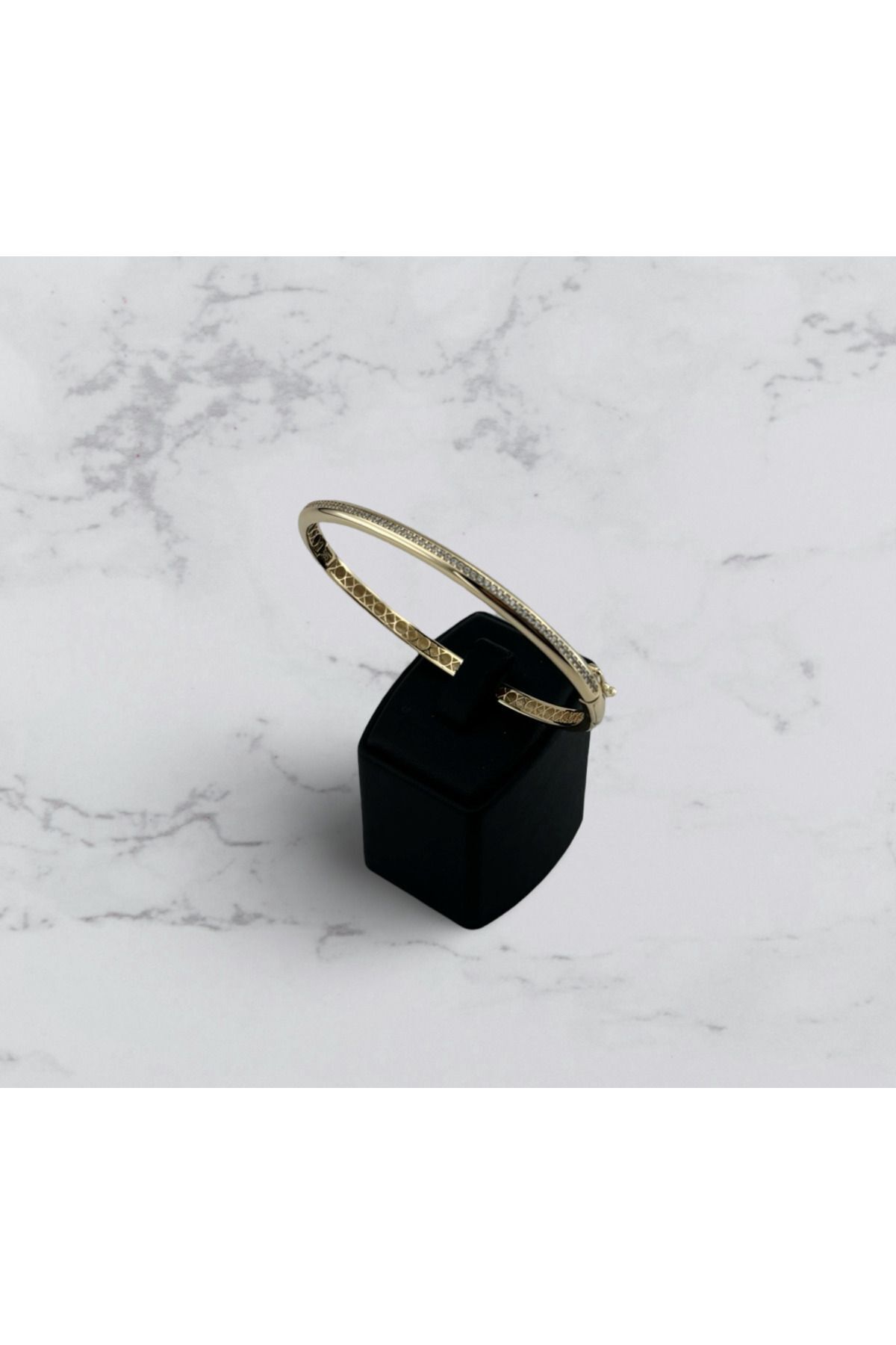 14 Ayar Altın Ortası Taşlı Düz Kelepçe