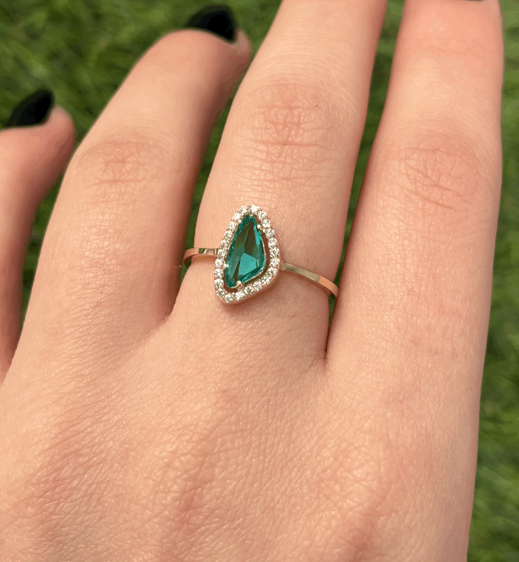 14 Ayar Altın Ortası Yeşil Taşlı Tasarım Yüzük