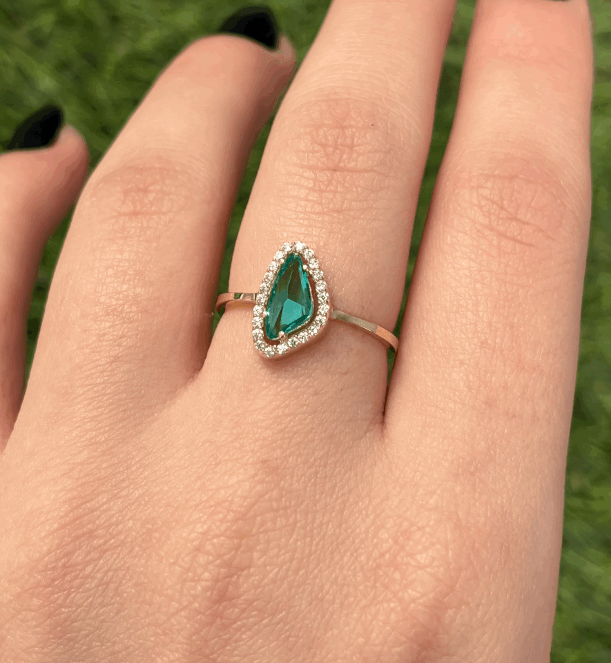 14 Ayar Altın Ortası Yeşil Taşlı Tasarım Yüzük