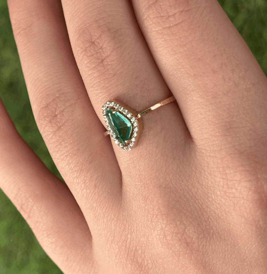 14 Ayar Altın Ortası Yeşil Taşlı Tasarım Yüzük