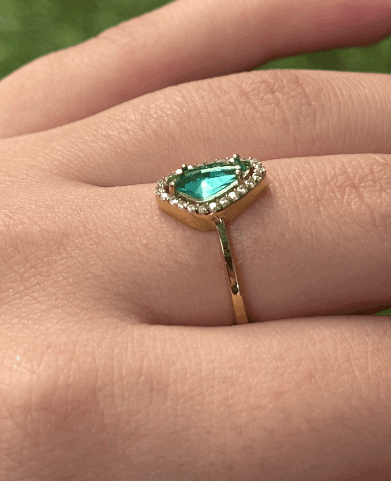 14 Ayar Altın Ortası Yeşil Taşlı Tasarım Yüzük