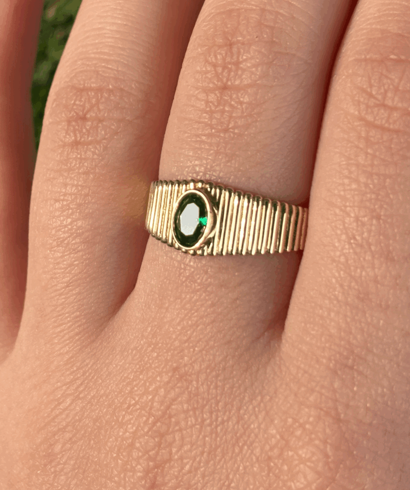 14 Ayar Altın Ortası Yeşil Taşlı Kenarı Kemer Yüzük