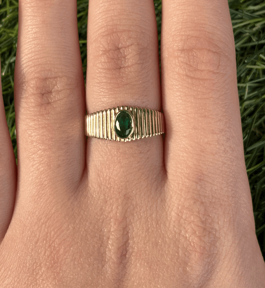 14 Ayar Altın Ortası Yeşil Taşlı Kenarı Kemer Yüzük